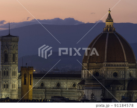 イタリア・フィレンツェ 『サンタ・マリア・デル・フィオーレ大聖堂』 夕景 イタリア・フィレンツェ 『サンタ・マリア・デル・フィオーレ大聖堂』 夕景 91184578