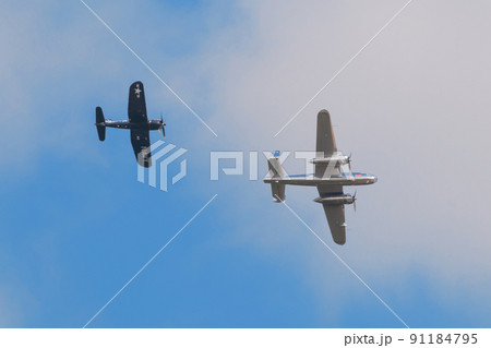 B-25Jミッチェル爆撃機を護衛するF4U-4コルセア艦上戦闘機 91184795