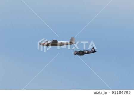 B-25Jミッチェル爆撃機を護衛するF4U-4コルセア艦上戦闘機 91184799