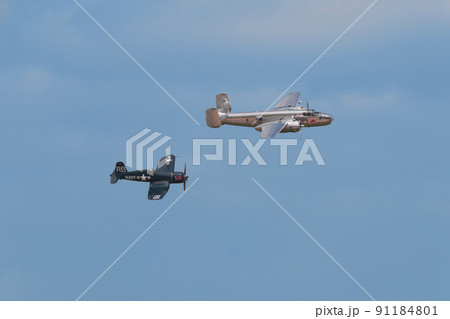 B-25Jミッチェル爆撃機を護衛するF4U-4コルセア艦上戦闘機 B-25Jミッチェル爆撃機を護衛するF4U-4コルセア艦上戦闘機 91184801