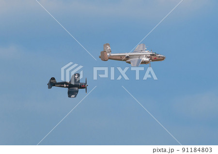 B-25Jミッチェル爆撃機を護衛するF4U-4コルセア艦上戦闘機 91184803