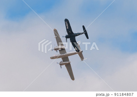 B-25Jミッチェル爆撃機を護衛するF4U-4コルセア艦上戦闘機 B-25Jミッチェル爆撃機を護衛するF4U-4コルセア艦上戦闘機 91184807