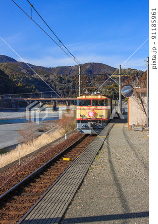 大井川鐡道の塩郷のつり橋と通過する特急電車 大井川鐡道の塩郷のつり橋と通過する特急電車 91185961