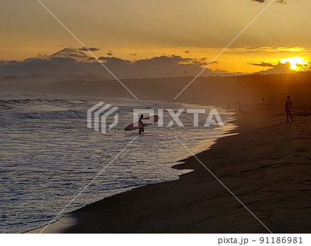 神奈川県茅ケ崎市の茅ヶ崎海岸から眺める初夏の富士山と夕陽、サーファー【5月】 91186981