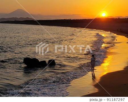 神奈川県茅ケ崎市の茅ヶ崎海岸西浜から眺める初夏の富士山と夕陽、輝く渚に佇む少女【5月】 神奈川県茅ケ崎市の茅ヶ崎海岸西浜から眺める初夏の富士山と夕陽、輝く渚に佇む少女【5月】 91187297