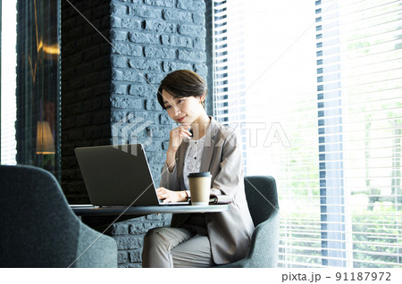 ビジネス　女性　オフィス　ノートパソコン 91187972