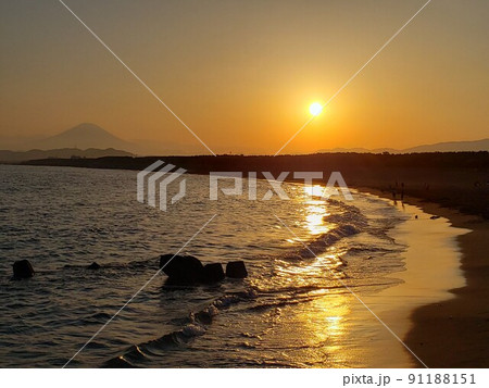 神奈川県茅ケ崎市の西浜から眺める初夏の富士山と夕陽、浜辺を散策する人たち【5月】 91188151