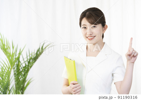 指を立てて微笑むエステティシャン 指を立てて微笑むエステティシャン 91190316