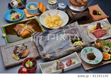 海の幸をたっぷりと使った日本料理 イカの活造り 海の幸をたっぷりと使った日本料理 イカの活造り 91191130