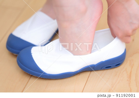 上履きを履く女の子の足 91192001