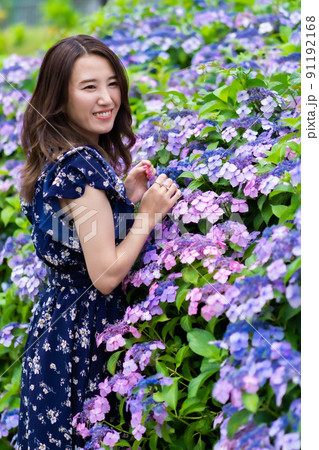 あじさいと若い女性 91192168