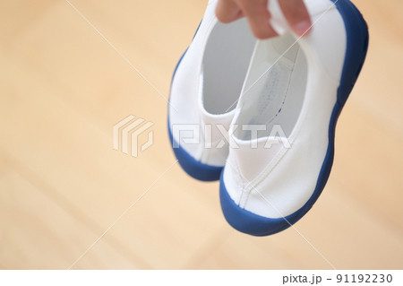 上履きを持つ女の子の手 91192230