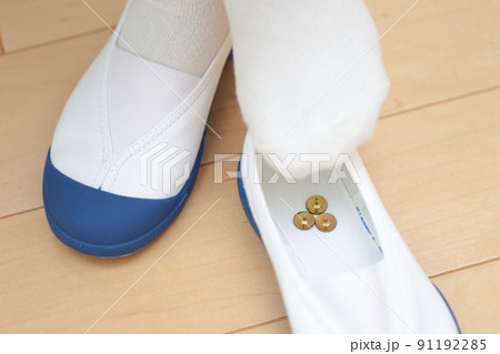 上履きに仕掛けられた画鋲と女の子の足 91192285