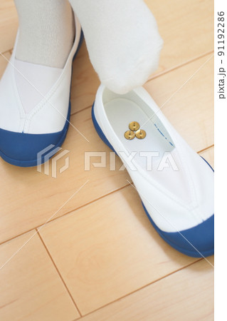 上履きに仕掛けられた画鋲と女の子の足 91192286