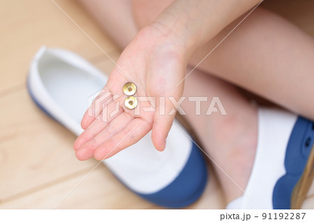上履きに仕掛けられた画鋲と女の子の足 91192287