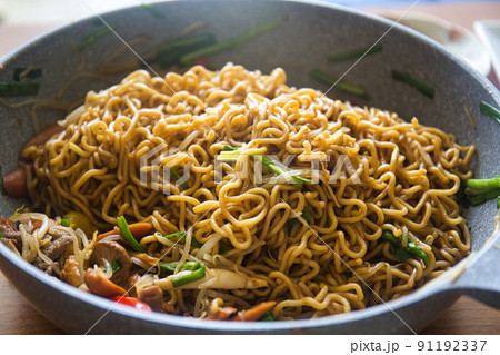 フライパン手作り家庭焼きそば フライパン手作り家庭焼きそば 91192337