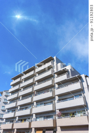 マンションの外観と青空 マンションの外観と青空 91192803