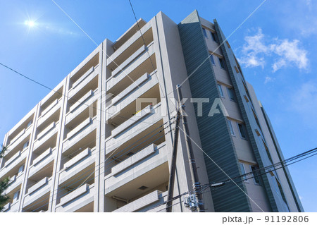 マンションの外観と青空 91192806
