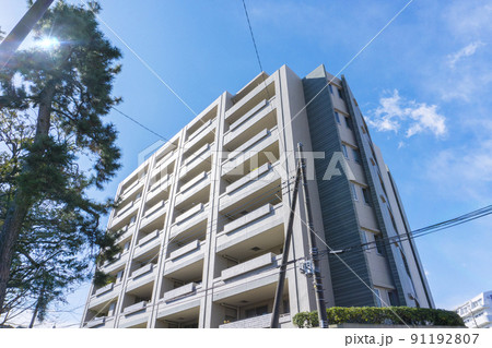 マンションの外観と青空 マンションの外観と青空 91192807