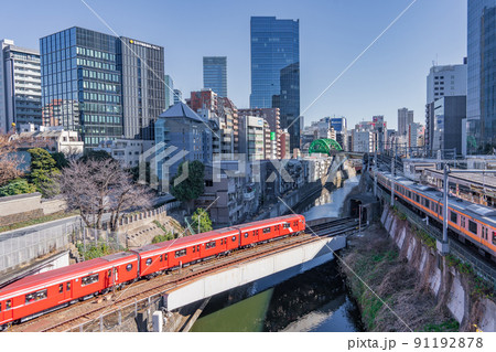 東京御茶ノ水界隈　丸の内線の赤い新型車両 91192878