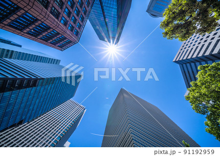 日本の東京都市景観　大手町プレイス前の交差点から大手町のオフィスビル群などを望む 91192959