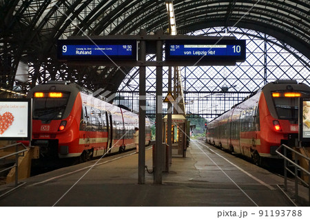 ドレスデン中央駅に停車する電車 ドレスデン中央駅に停車する電車 91193788