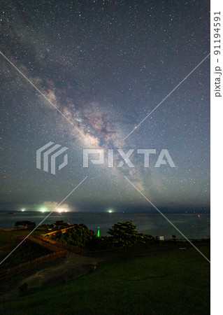 沖縄県南城市　知念岬公園から見る夏の天の川 91194591