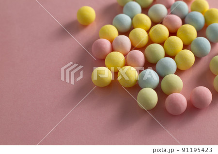 カラフルなパステルカラーのお菓子 カラフルなパステルカラーのお菓子 91195423