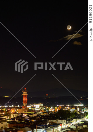 都市夜景風景「夜景景色・三日月の星空と温泉街風景」菊池市 都市夜景風景「夜景景色・三日月の星空と温泉街風景」菊池市 91196021