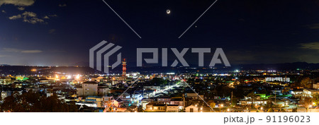 都市夜景風景「夜景景色・三日月の星空と温泉街風景」菊池市 91196023
