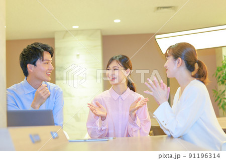 身振りを交え自分のアイデアを話すデザイナー1 身振りを交え自分のアイデアを話すデザイナー1 91196314