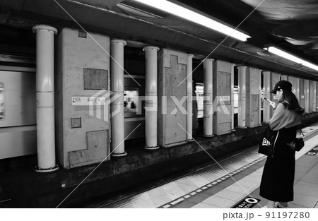 地下鉄のホーム　東京 91197280
