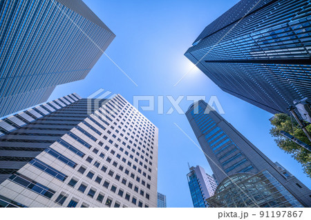 日本の東京都市景観　大手町の超高層ビル群（大手町プレイスなど…）を望む。まるで真夏のような日差し… 91197867