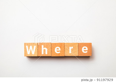 Whereの文字。どこ。疑問代名詞。5つの木製ブロックに書かれている。白い文字。白い背景 Whereの文字。どこ。疑問代名詞。5つの木製ブロックに書かれている。白い文字。白い背景 91197929