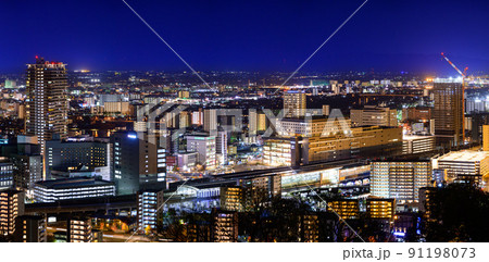 都市夜景景観(熊本駅周辺クローズアップ)「花岡山展望台から熊本市パノラマ夜景風景」 91198073