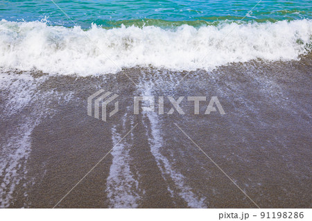 元名海岸・元名海水浴場のビーチに押し寄せる白い波。ビーチブレイク後(千葉県鋸南町) 元名海岸・元名海水浴場のビーチに押し寄せる白い波。ビーチブレイク後(千葉県鋸南町) 91198286