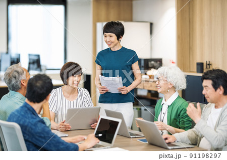 生き生き働くミドル・シニアのビジネスパーソン 91198297