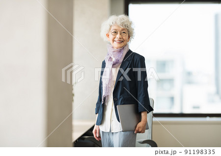 グレーヘアのキャリアウーマン 91198335