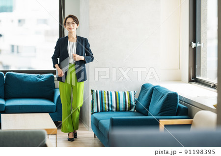 オシャレなミドルのキャリアウーマン オシャレなミドルのキャリアウーマン 91198395