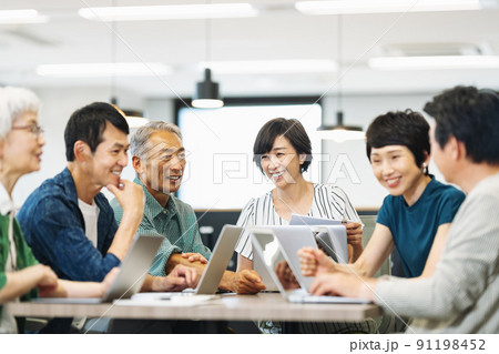 生き生き働くミドル・シニアのビジネスパーソン 91198452