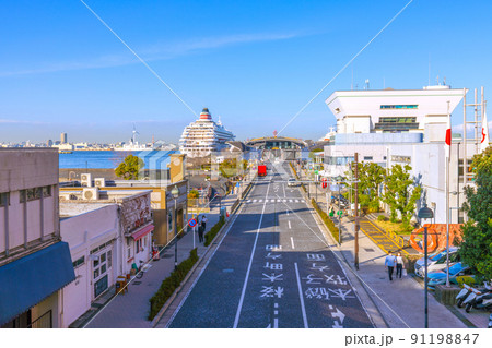 日本の横浜都市景観　大さん橋（横浜港大さん橋国際客船ターミナル）などを望む 91198847