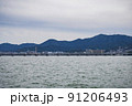 びわ湖と対岸の風景 91206493