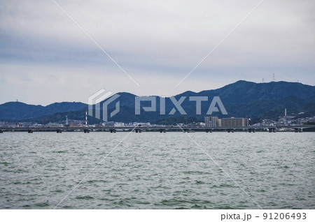 びわ湖と対岸の風景 91206493