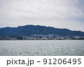 びわ湖と対岸の風景 91206495