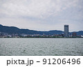 びわ湖と対岸の風景 91206496