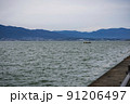 びわ湖と対岸の風景 91206497