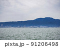 びわ湖と対岸の風景 91206498