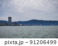 びわ湖と対岸の風景 91206499