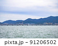 びわ湖と対岸の風景 91206502