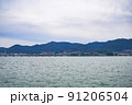 びわ湖と対岸の風景 91206504